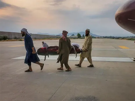 People carry an earthquake victim on a stretcher to an ambulance at an airport in Jalalabad, Afghanistan (Image/Reuters)