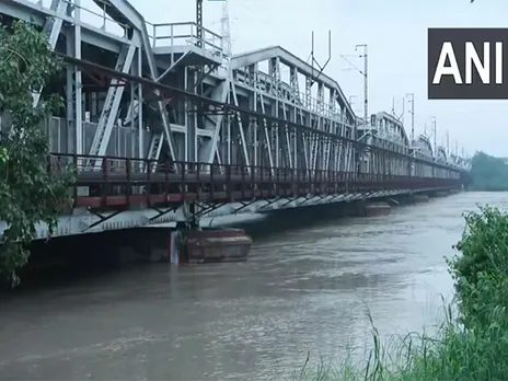 Visuals of rising Yamuna river level at Loha Pull (Photo: ANI)