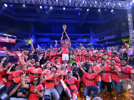 Calicut Heroes lifting Prime Volleyball League trophy (Image: PVL)