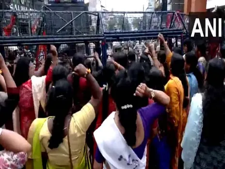 BJP Mahila Morcha workers carry out march to KPCC office over remarks against PM Modi's mother (Photo/ANI)