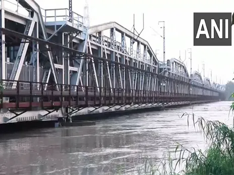 Visuals of rising Yamuna river water level at Loha Pul. (Photo/ANI)