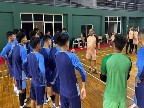 Futsal men's national team head coach Reza Kordi interacting with players. (Photo/AIFF)