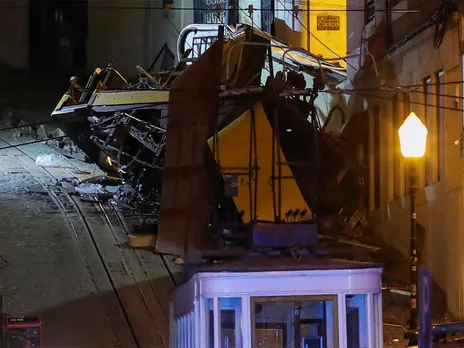 The wreckage of the Lisbon's Gloria funicular railway car that derailed and crashed (Photo/Reuters)