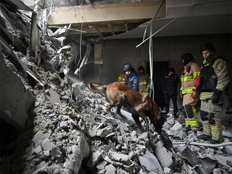 Rescuers work with a dog at the site of a building heavily damaged by a Russian missile strike amid Russia's attack on Ukraine (Photo/Reuters)