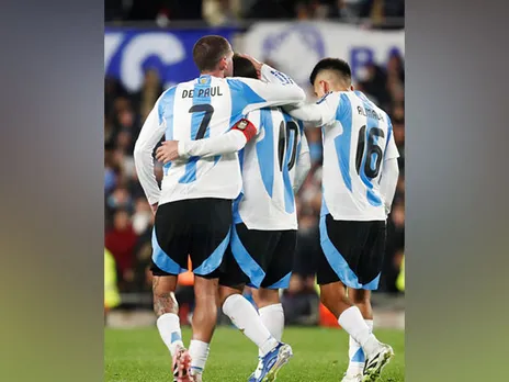 Messi surrounded by De Paul and Almada (Photo: @AFASeleccionEN/X)