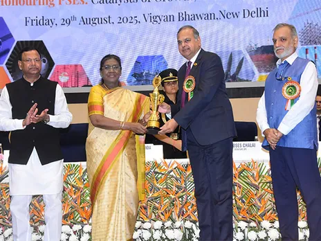 President Droupadi Murmu presenting award to Sandeep Kumar Gupta, CMD, GAIL (Photo/GAIL)