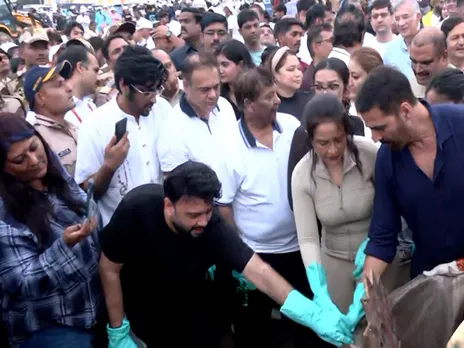 Akshay Kumar and Amruta Fadnavis cleaning beach (Photo: ANI)