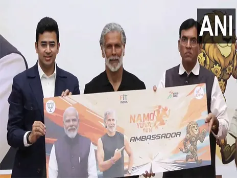 Milind Soman with BJP MP Tejasvi Surya, Union Minister Mansukh Mandaviya (Photo: ANI)