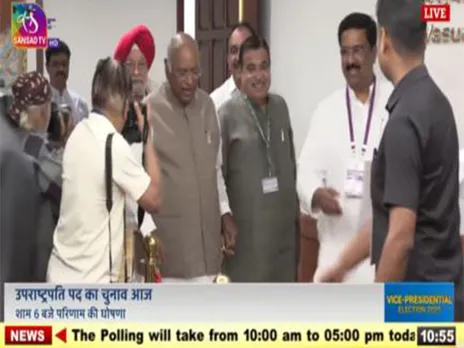 Union Minister Nitin Gadkari and Congress National President Mallikarjun Kharge arrive together at the Parliament House (Photo/Sansad TV)