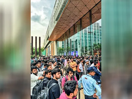 Representative image of long queues seen outside an electronics store (Photo/ANI Portal)