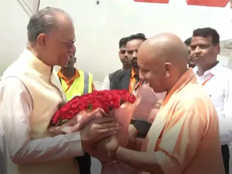 Mauritius PM Ramgoolam being received by UP CM Yogi Adityanath (Photo/ ANI)