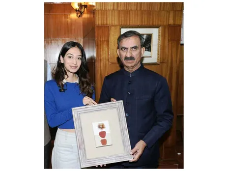 Akshita Sharma presenting artwork to Himachal CM (Photo/CMO)