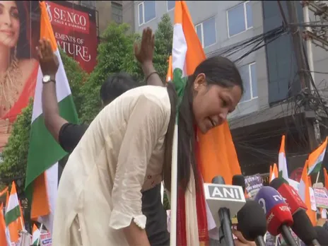 Khushbu, one of the student protesters in Bihar standing on top of barricades (Photo/ANI)