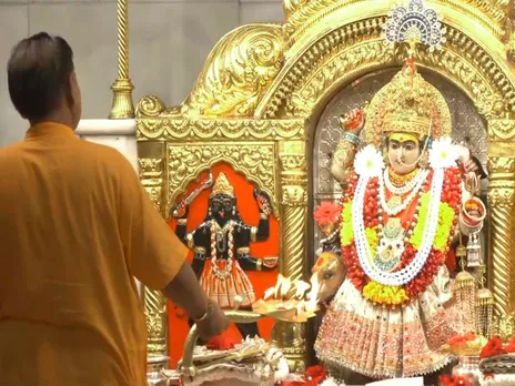 Morning Aarti is being offered at Jhandewalan Temple (Photo/ANI)