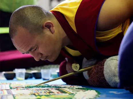 A Buddhist monk of the Gyudmed Tantric Monastery creates a sand Mandala, a religious diagram, in the Kyzyl town (Photo/Reuters)