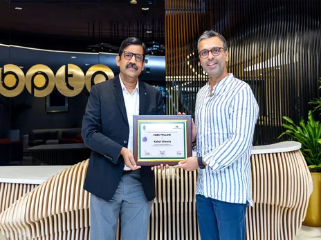 Mr. K.S. Venkatagiri, Executive Director, CII - Green Business Centre, presented the award to Mr. Kabul Chawla, Chairman and Managing Director, BPTP Limted