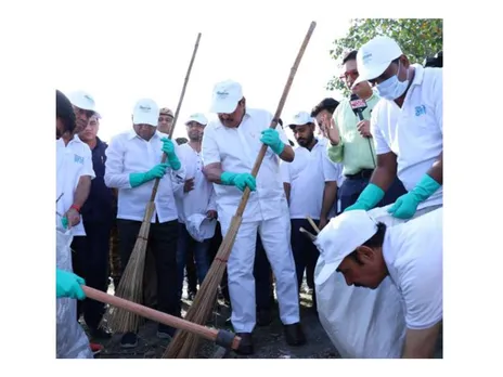 Union Minister for Jal Shakti, C R Patil participating in Shramdaan activity today at Kalindi Kunj (Photo/PIB)