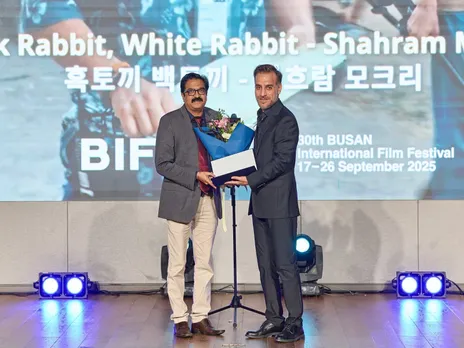 Prakash Magdum giving award to director Shahram Mokri (Photo: NFDC)