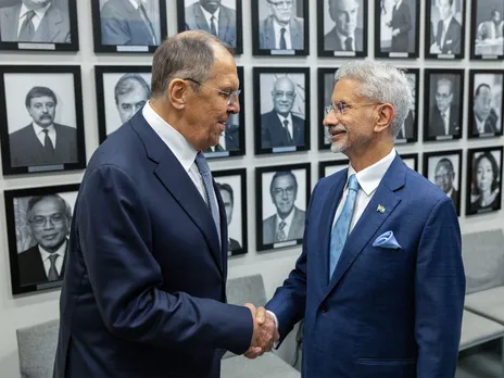 S. Jaishankar shakes hands with Minister of Foreign Affairs of Russia Sergey Lavrov (Photo/ANI)