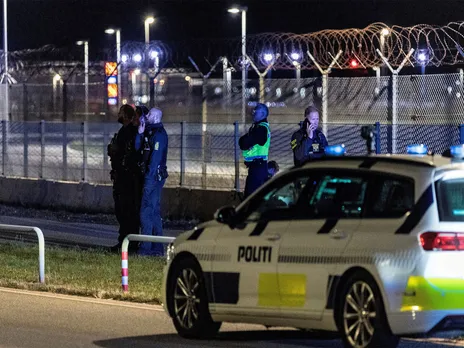Police officers stand guard as traffic is halted at Copenhagen Airport following drone sightings in Denmark (Photo/Reuters)