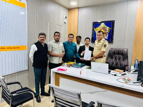 BJP leaders Aniket Nikam and Prakash Gade at Marine Drive Police Station (Photo/@AdvAniketNikam)