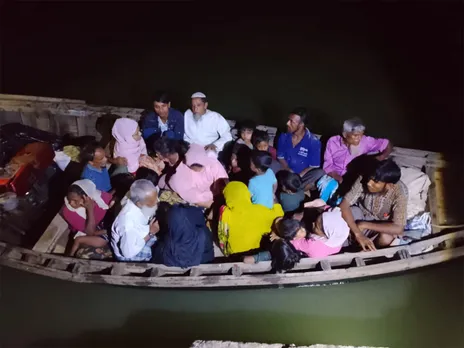 Rohingyas crossing the Naf River into Bangladesh at midnight after the Arakan Army burned down their homes (Photo/BGB)