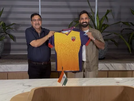 Dinesh Karthik receiving his team jersey. (Photo: ILT20/Sharjah Warriorz)
