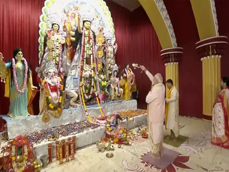 PM Modi performs 'aarti' of Maa Durga at a Durga Puja pandal in Chittaranjan Park (Photo/ANI)