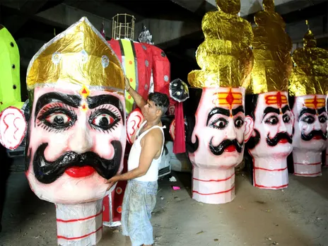 Artisan is preparing Ravana effigy in Bhopal (Photo/ANI)