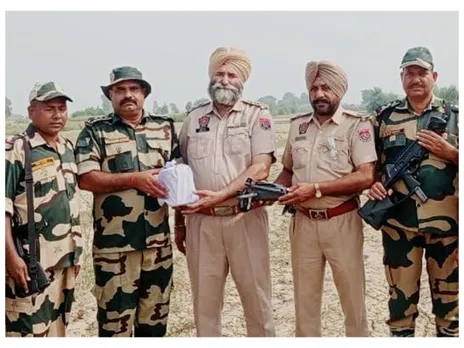 BSF personnel with recovered ice drug (Photo/@BSF_Punjab)
