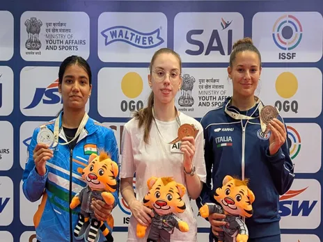 Indian shooter Tejaswani Singh (L). (Photo: NRAI)