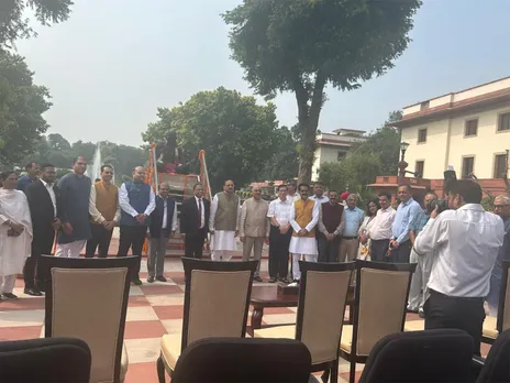 Justice Surya Kant pays tribute to Mahatma Gandhi and Lal Bahadur Shastri on birth anniversary (Photo/ANI)