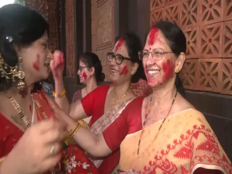 Women bid farewell to Maa Durga by celebrating ‘Sindoor Khela  (File Photo/ANI)