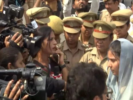 UP police stops SP delegation (Photo/ANI)