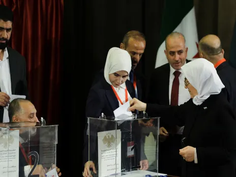 A member of the electoral colleges votes to select her candidate for the new Syrian Parliament (Photo/ Reuters)
