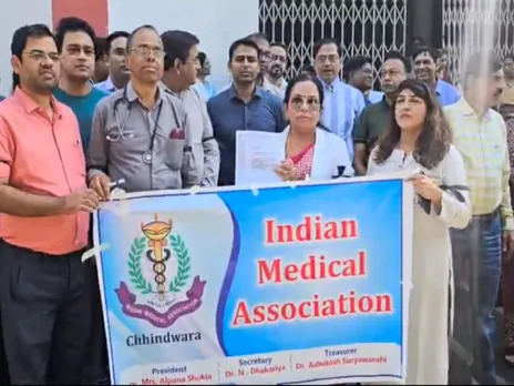 Doctors and IMA representatives holding protest in Chhindwara (Photo/ANI)