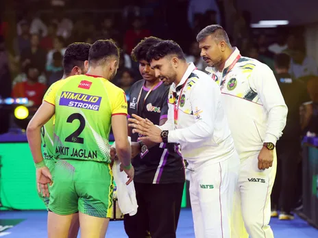Patna Pirates coach giving instructions to players (Photo: PKL)