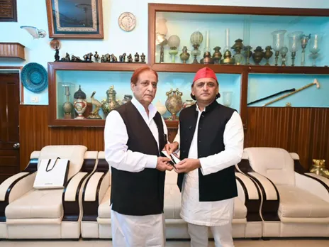 SP leader Akhilesh Yadav visits MP Azam Khan's residence to meet him after his release from Sitapur jail (Photo/X/Akhilesh Yadav)