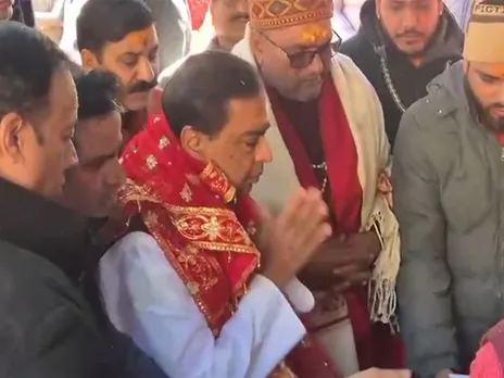Indian businessman Mukesh Ambani offer prayers at Badrinath dham (Photo: ANI)