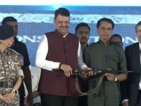 Naxal Commander Mallojula Venugopal Rao surrenders in the presence of CM Devendra Fadnavis at Gadchiroli Police Headquarters (Photo/ANI)