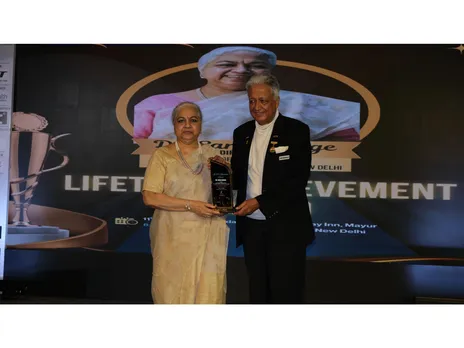 Dr. Sara George Muthoot receiving the Lifetime Achievement Award from Ambassador Deepak Vohra, Former Indian Diplomat and Special Advisor, at a ceremony held in New Delhi