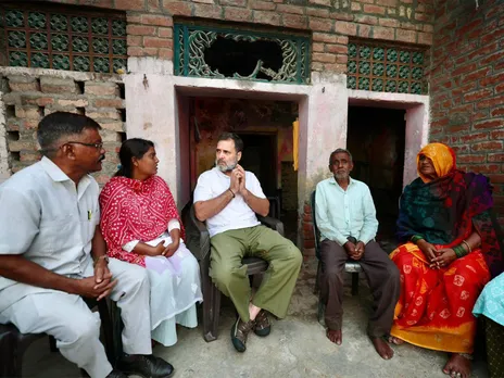 Rahul Gandhi with the family of Hariom Valmiki (Photo/AICC)