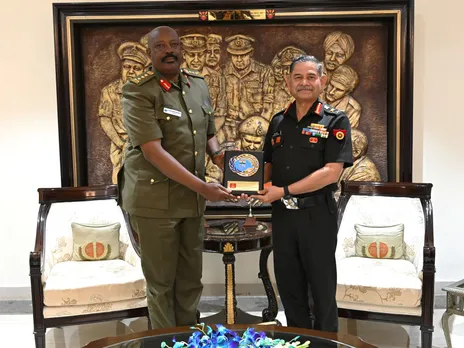 COAS General Upendra Dwivedi and Lieutenant General Kayanja Muhanga, Commander Land Forces, Uganda (Photo/ X@adgpi)