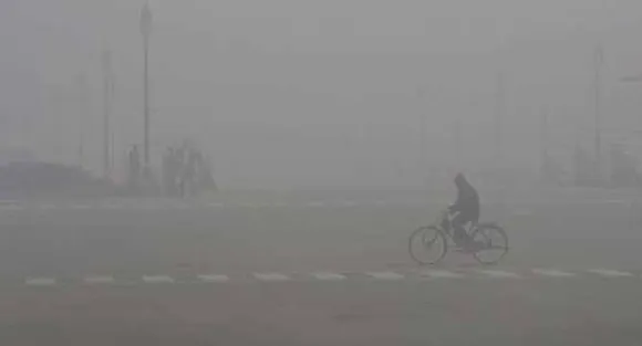 Fog, overcast skies greet Delhiites in morning