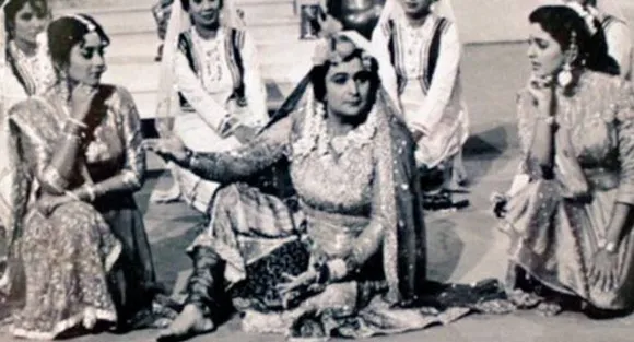 Rishi Kapoor's delight for you: A picture of him in â€˜muejrewaliâ€™ dress
