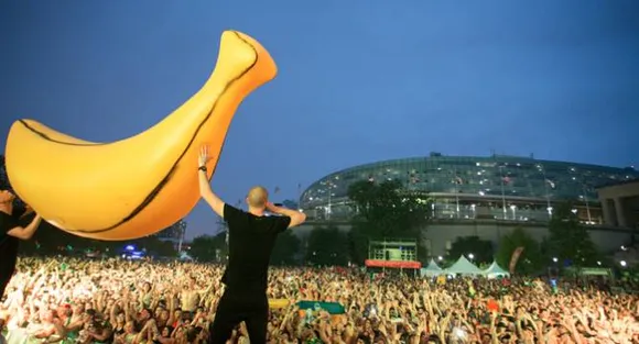 Come here to watch raining bananas festival!