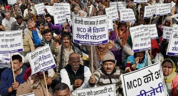 Delhi Garbage Crisis: MCD workers end strike after 14 days