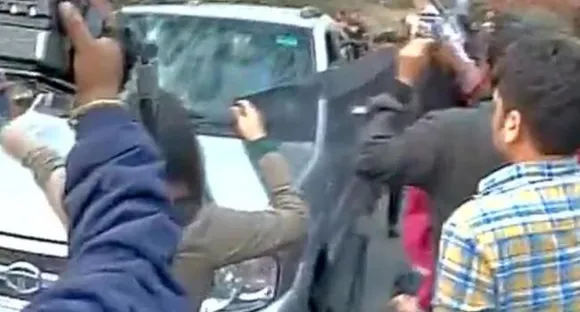Black flags shown to Rahul Gandhi at JNU