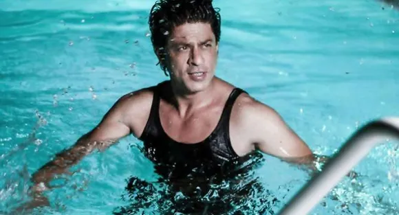 When a fan sneaked into SRK's home for a swim!
