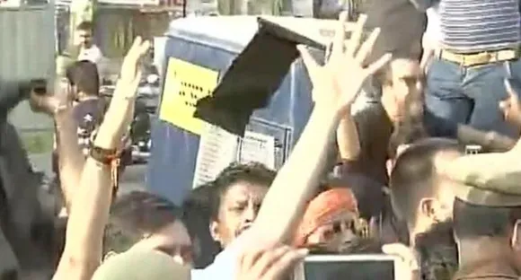 BJYM members show black flags to Rahul Gandhi in Lucknow